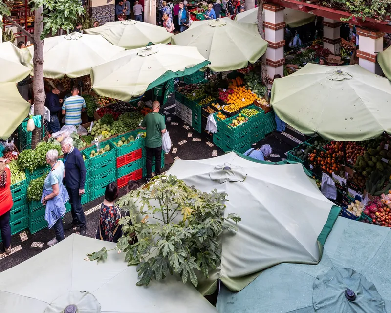 Blick von der Galerie auf die Gemüsestände im Innenhof des Mercado dos Lavradores in Funchal