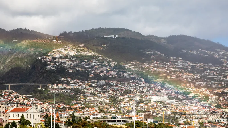 Hangbebauung von Funchal am Amphitheater über der Bucht, mit Regenbogen
