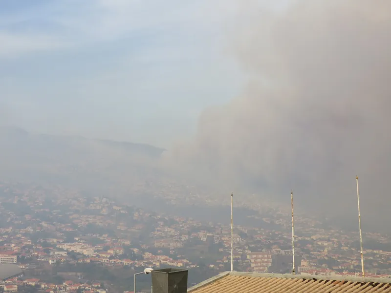 Rauchwolke über den Wohngebieten von Funchal während der Waldbrände vom 8. bis 10. August 2016, aufgenommen am 9. August 2016
