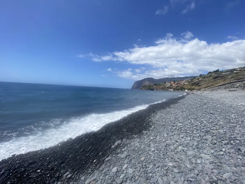 Kieselstrand Praia Formosa im Westen von Funchal