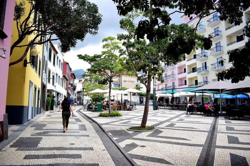 Fußgängerplatz mit Mosaikpflaster (calçada) und Cafés in der Innenstadt von Funchal