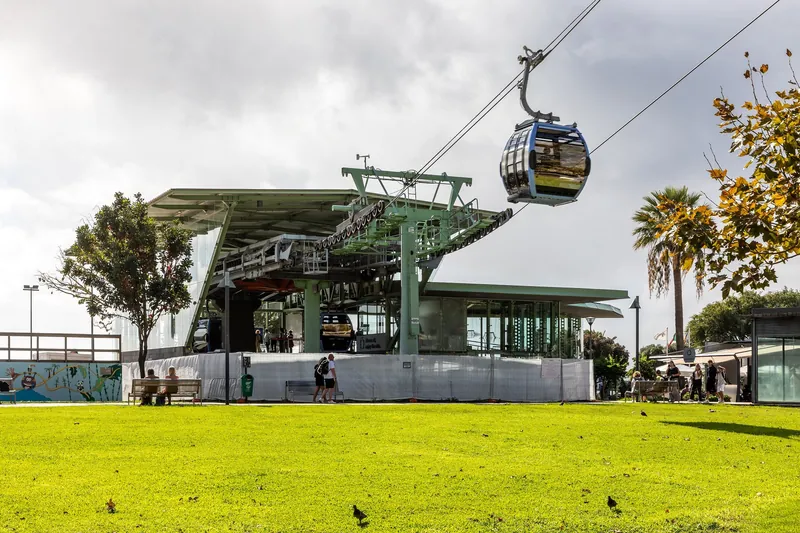 Talstation der Seilbahn Teleférico Funchal-Monte mit einfahrender Gondel