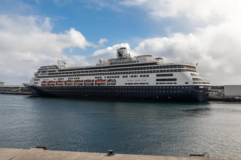 Kreuzfahrtschiff Volendam am Kai des Hafens von Funchal