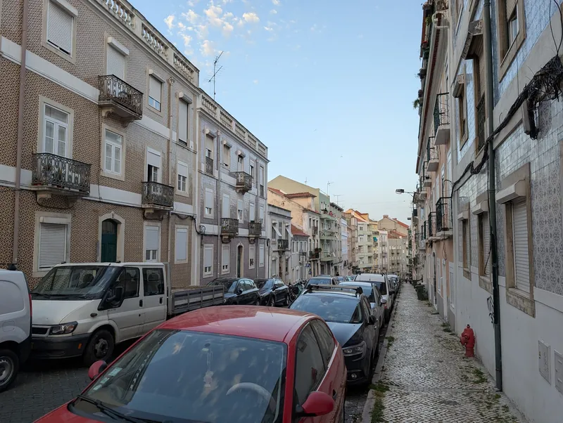 Wohnstraße in Lissabon mit azulejo-verkleideten Fassaden und schmiedeeisernen Balkonen