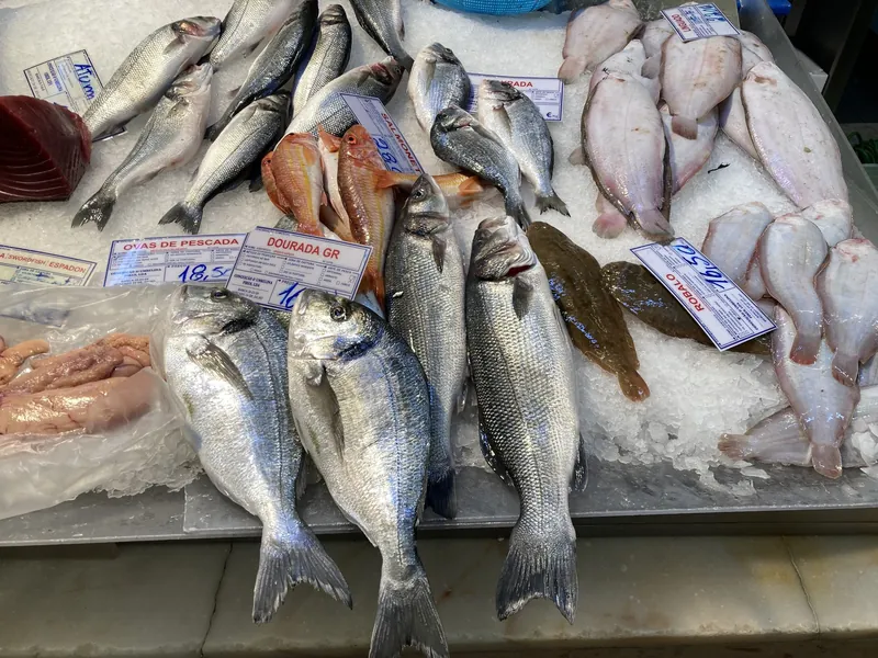 Fischtheke mit Preisschildern in Euro in der Markthalle Mercado da Ribeira in Lissabon