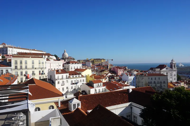 Blick vom Aussichtspunkt Miradouro das Portas do Sol über die Dächer der Alfama auf den Tejo in Lissabon