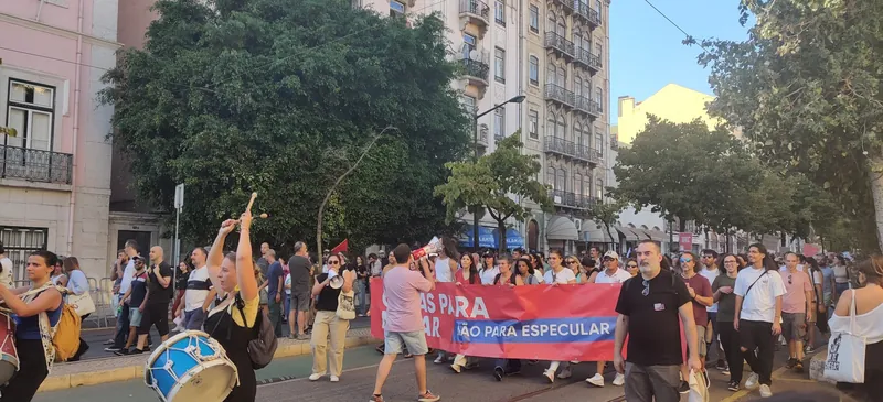 Demonstration „Casa para Viver“ für bezahlbaren Wohnraum in Lissabon am 30. September 2023. Auf dem Transparent: „Häuser zum Wohnen, nicht zum Spekulieren“.