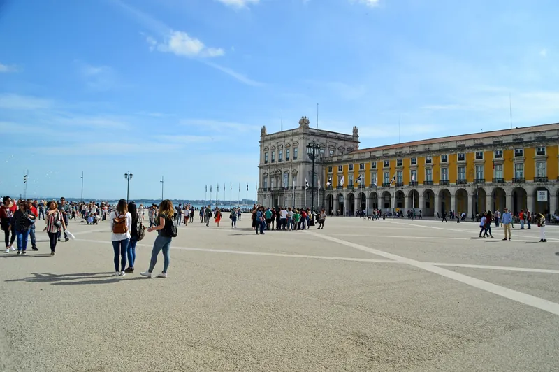 Reisegruppen drängen sich auf der Praça do Comércio im Lissabonner Zentrum