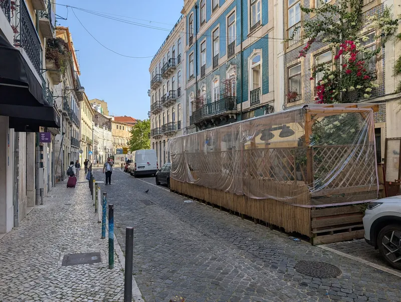 Rua dos Anjos in Lissabon mit Außenterrasse eines Restaurants und azulejo-verkleideten Wohnhäusern
