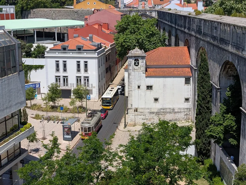 Straßenbahn und Linienbus unter dem Aquädukt Águas Livres in Lissabon, vom Dach des Museu da Água gesehen