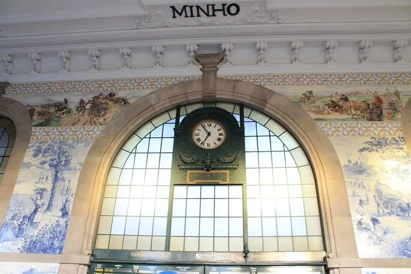 Azulejo-Wandbilder und Bahnhofsuhr in der Schalterhalle des Bahnhofs São Bento in Porto