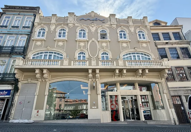 Jugendstilfassade an der Praça da Batalha in Porto