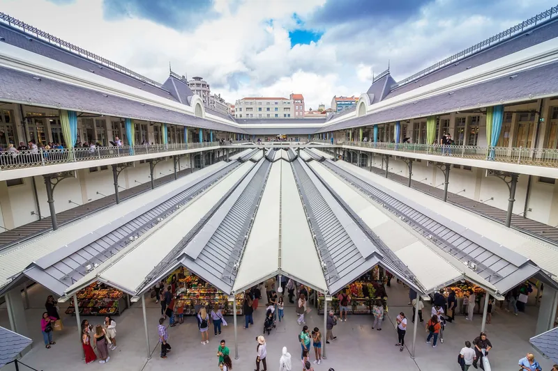 Blick von der Galerie auf die Obst- und Gemüsestände im 2022 wiedereröffneten Mercado do Bolhão in Porto