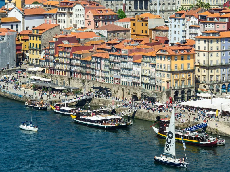 Der Douro und die Häuserzeile am Cais da Ribeira in Porto, von der Ponte Luís I aus gesehen