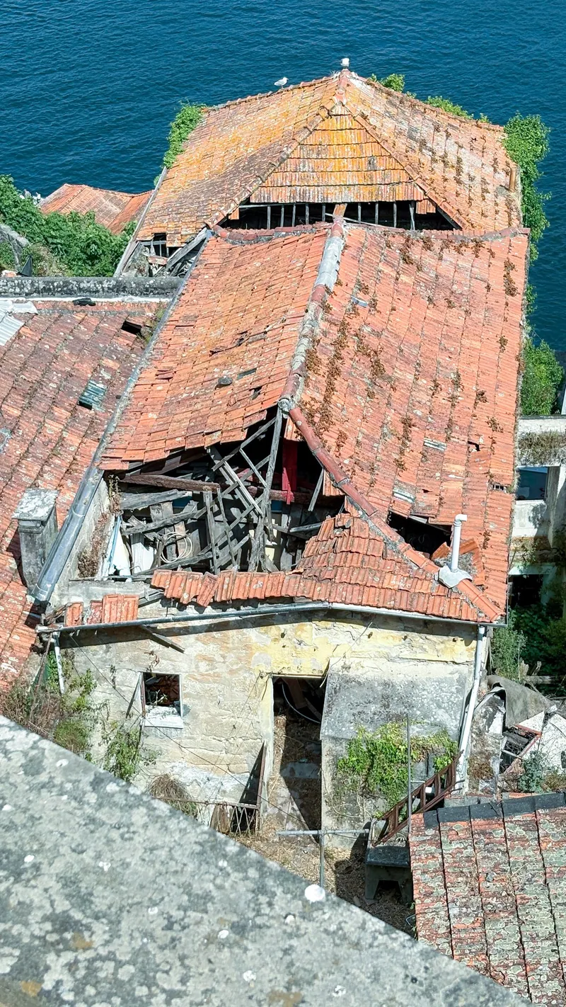 Leerstehendes Wohnhaus mit eingestürztem Dach am Douro-Ufer in Porto (Beispiel für den verfallenen Altbaubestand der Stadt)