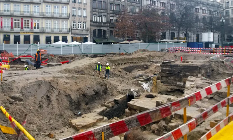 Offene Baugrube der Metro-Linie Rosa (Linha Rosa) auf der Praça da Liberdade in Porto