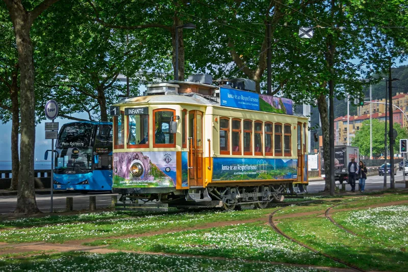 Historischer Straßenbahnwagen 220 der Linie 1 am Douro-Ufer in Porto