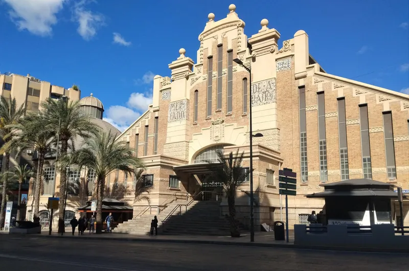 Fassade der Markthalle Mercado Central an der Avenida Alfonso el Sabio in Alicante