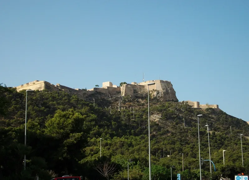 Burg Castillo de Santa Bárbara auf dem Berg Benacantil über Alicante