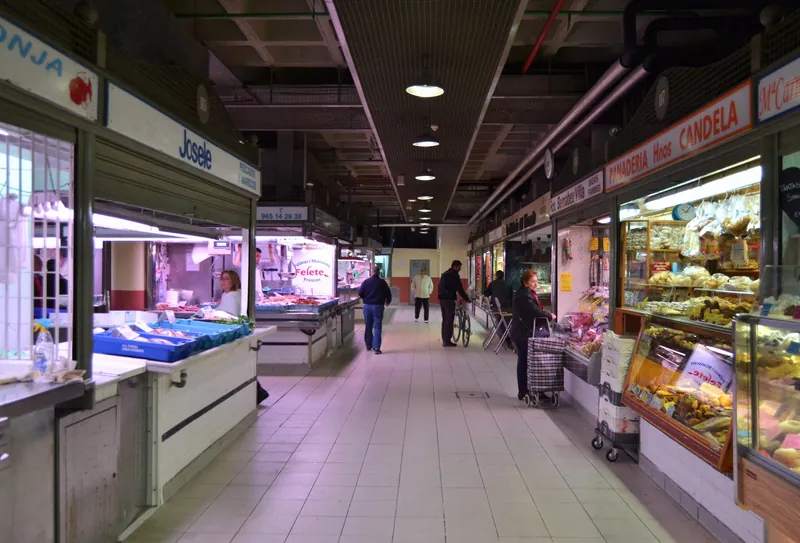 Gang mit Fisch-, Fleisch- und Backwarenständen im Mercado Central von Alicante