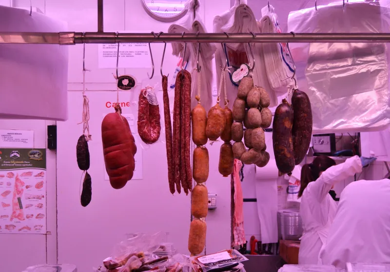 Wurstwaren an einem Metzgerstand im Mercado Central von Alicante