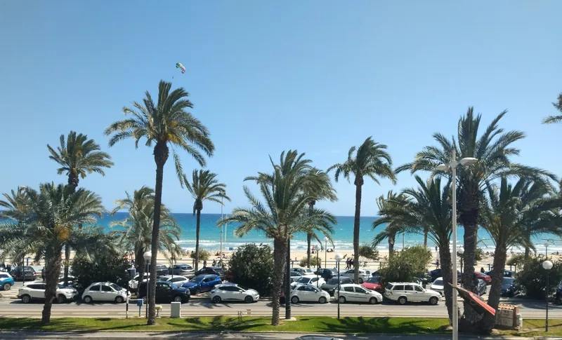 Stadtstrand Playa del Postiguet in Alicante, gesehen vom Paseíto de Ramiro