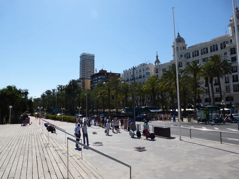 Hafenpromenade von Alicante mit der Casa Carbonell an der Explanada de España