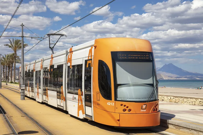 Straßenbahn der TRAM d'Alacant an der Strandhaltestelle Playa de San Juan in Alicante