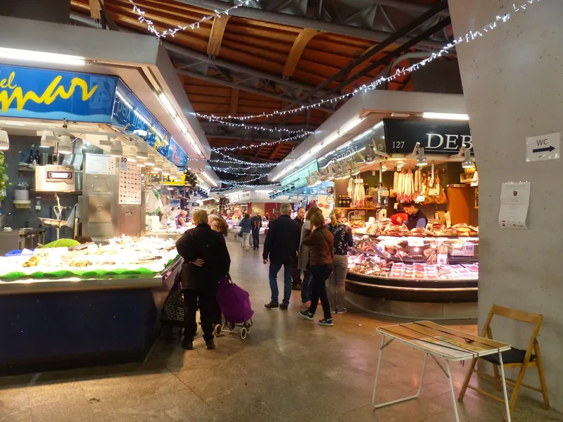 Fisch- und Fleischstände in der Markthalle Mercat de Santa Caterina in Barcelona