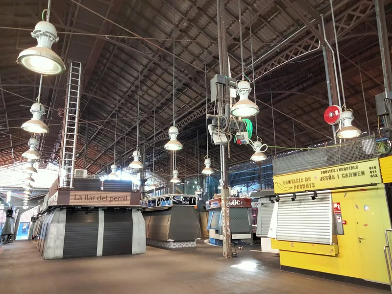 Innenraum der Markthalle La Boqueria an der Rambla 91 in Barcelona nach Ladenschluss