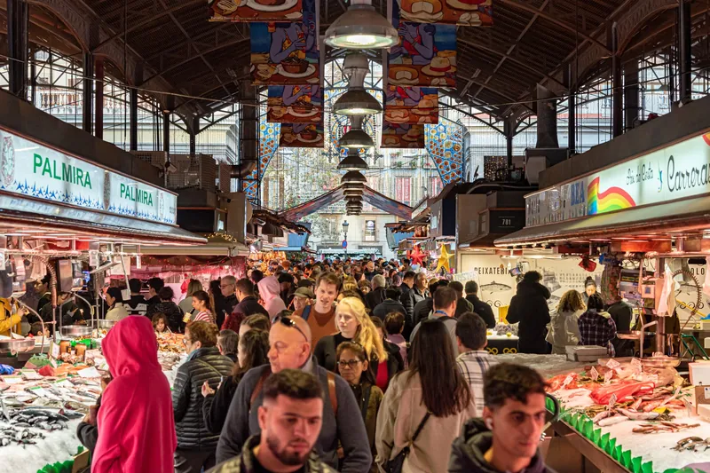 Gedränge im Hauptgang der Markthalle La Boqueria in Barcelona