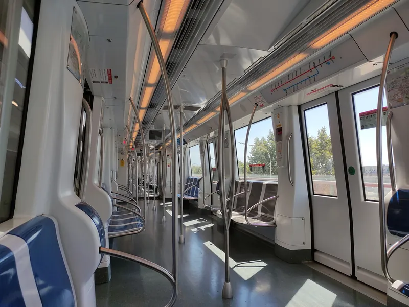 Innenraum eines fahrerlosen Metrozuges der Linie L10 Sud in Barcelona