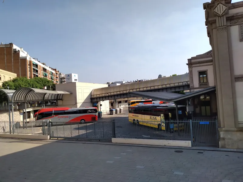 Fernbusbahnhof Barcelona Nord mit Reisebussen von Avanza und ALSA