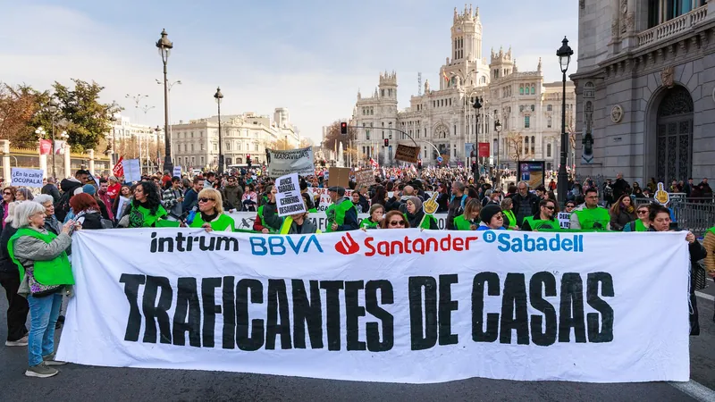 Housing demonstration (Manifestación por una vivienda digna) on Calle de Alcalá in front of the Banco de España in Madrid, 9 February 2025. The banner "Traficantes de casas" targets banks and funds as landlords.