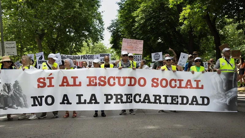 Pensioners' group COESPE with the banner "Sí al escudo social – No a la precariedad" at the housing demonstration on Paseo del Prado in Madrid, 24 May 2026