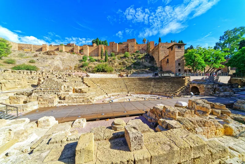 Römisches Theater und die maurische Festung Alcazaba oberhalb der Altstadt von Málaga