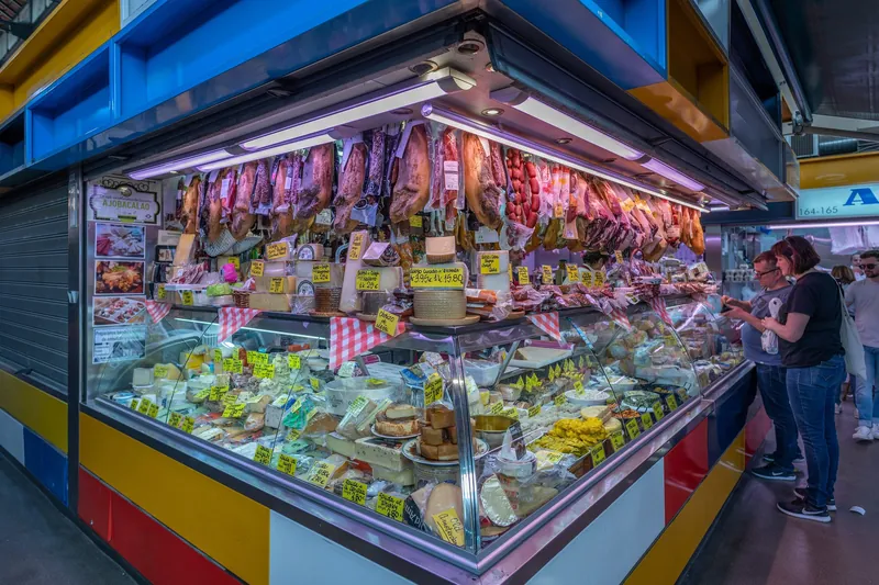 Schinken- und Käsestand in der Markthalle Mercado Central de Atarazanas in Málaga