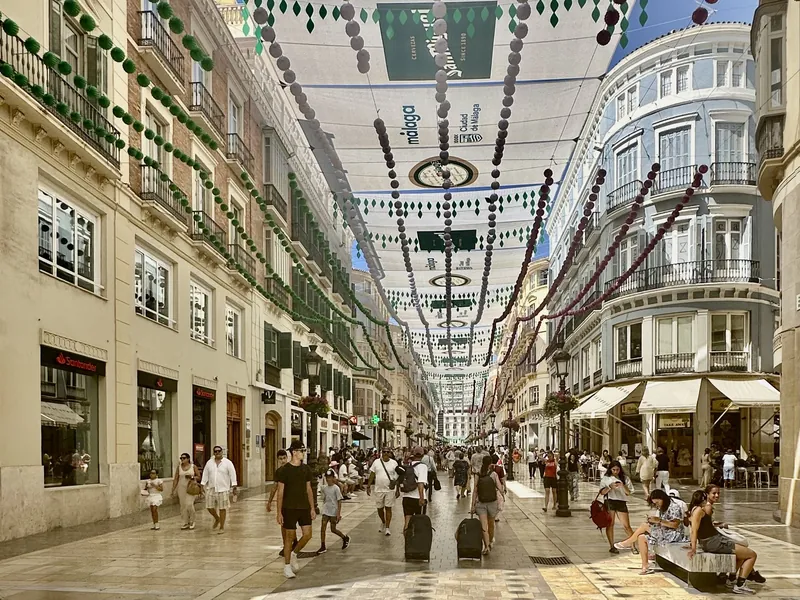 Calle Larios in Málaga mit Sonnensegeln und Sommerdekoration
