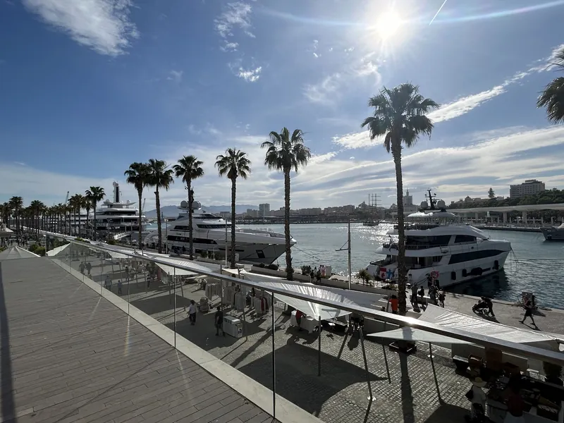 Uferpromenade Muelle Uno im Hafen von Málaga mit Palmen und Yachten