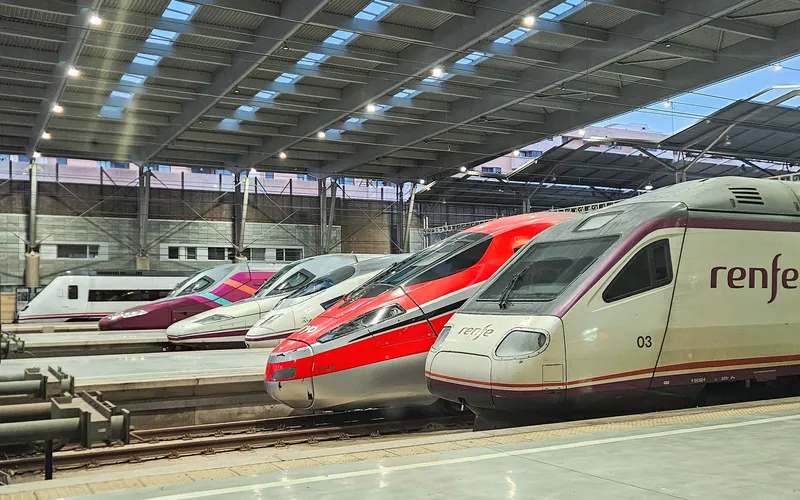 Hochgeschwindigkeitszüge von Renfe, Avlo und Iryo im Bahnhof Málaga-María Zambrano