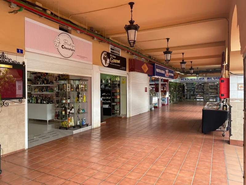 Ladengalerie im Untergeschoss der Markthalle Mercado de Nuestra Señora de África in Santa Cruz de Tenerife