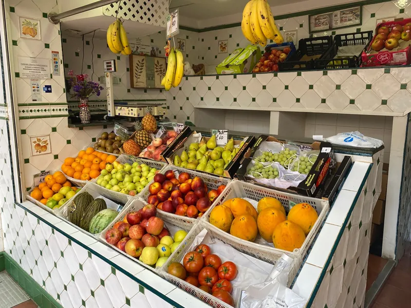 Obst- und Gemüsestand in der Markthalle Mercado de Nuestra Señora de África in Santa Cruz de Tenerife