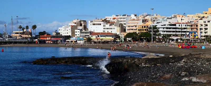 Bucht und Strandpromenade von Los Cristianos im Süden Teneriffas