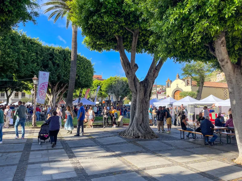 Marktstände und Passanten auf der Plaza del Adelantado in La Laguna auf Teneriffa