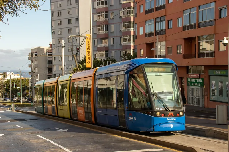 Straßenbahn der Linie 1 an der Haltestelle Cruz del Señor in Santa Cruz de Tenerife
