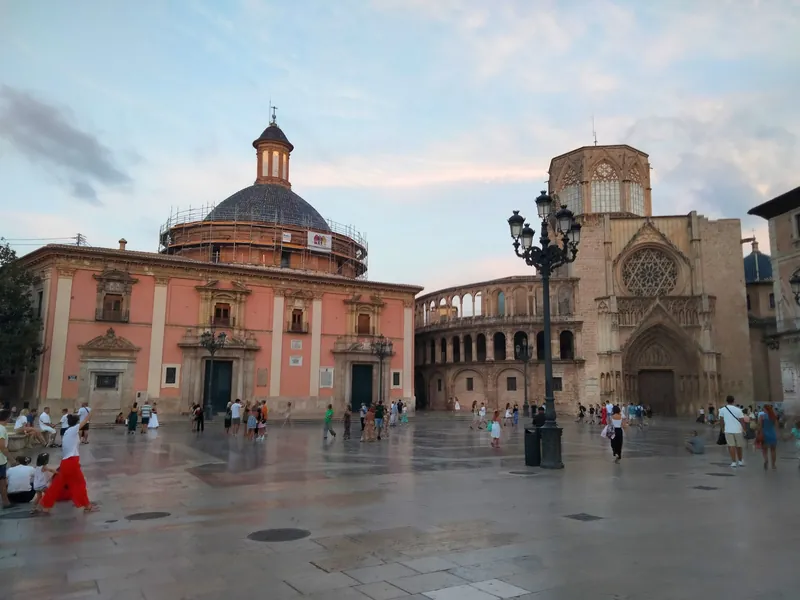 Plaça de la Mare de Déu in Valencia mit der Basilika der Jungfrau der Schutzlosen und der Kathedrale