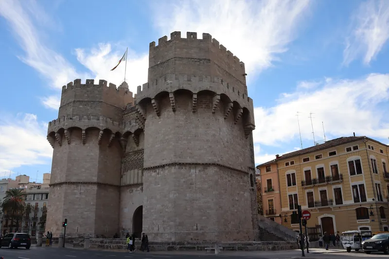 Mittelalterliches Stadttor Torres de Serrans in Valencia
