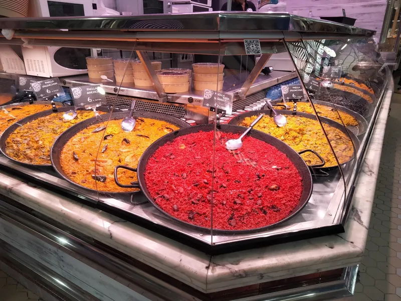Paella-Pfannen an einem Stand in der Markthalle Mercat Central in Valencia