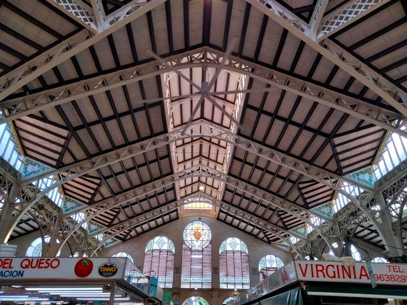 Stahl- und Holzdach über dem Mittelgang der Markthalle Mercat Central in Valencia