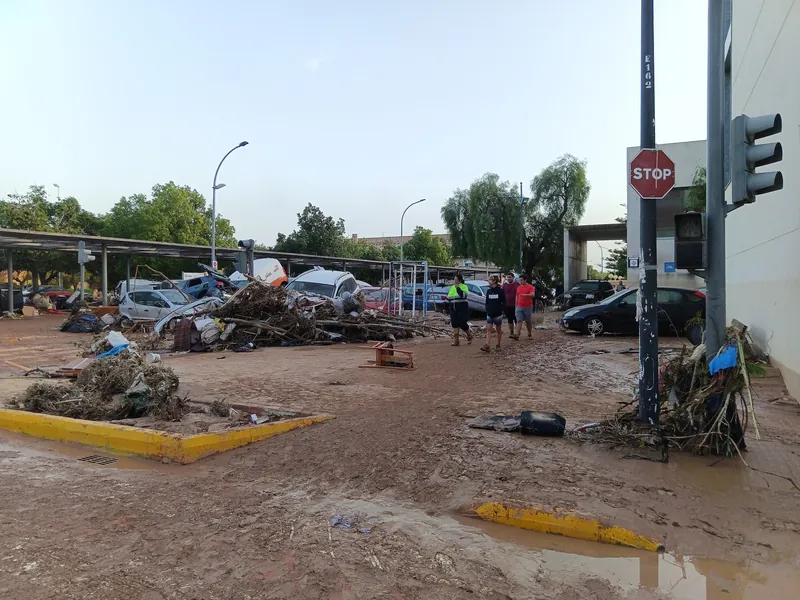 Schlammmassen und zerstörte Autos in Paiporta bei Valencia am Tag nach der Sturzflut (DANA) vom 29. Oktober 2024, aufgenommen am 30. Oktober 2024
